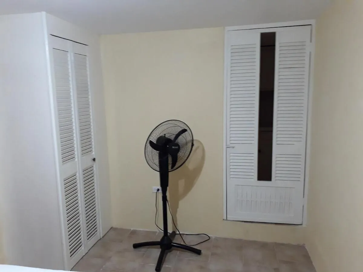 Palm Circle Family Home Apt 2 With Parking And Wifi 蒙特哥贝 牙买加